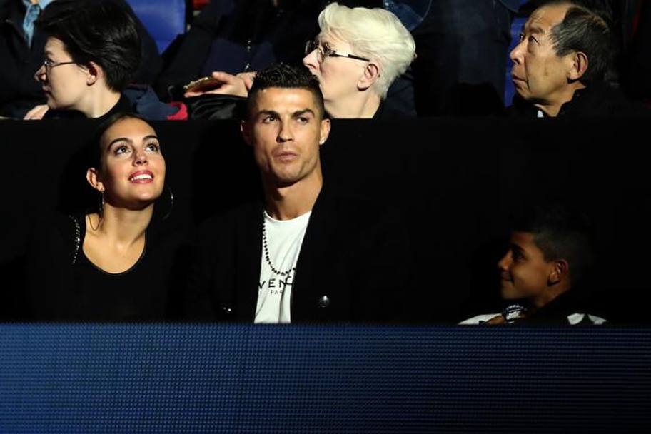 Cristiano Ronaldo con la fidanzata Georgina e il figlio mentre guardano il match a Londra Getty